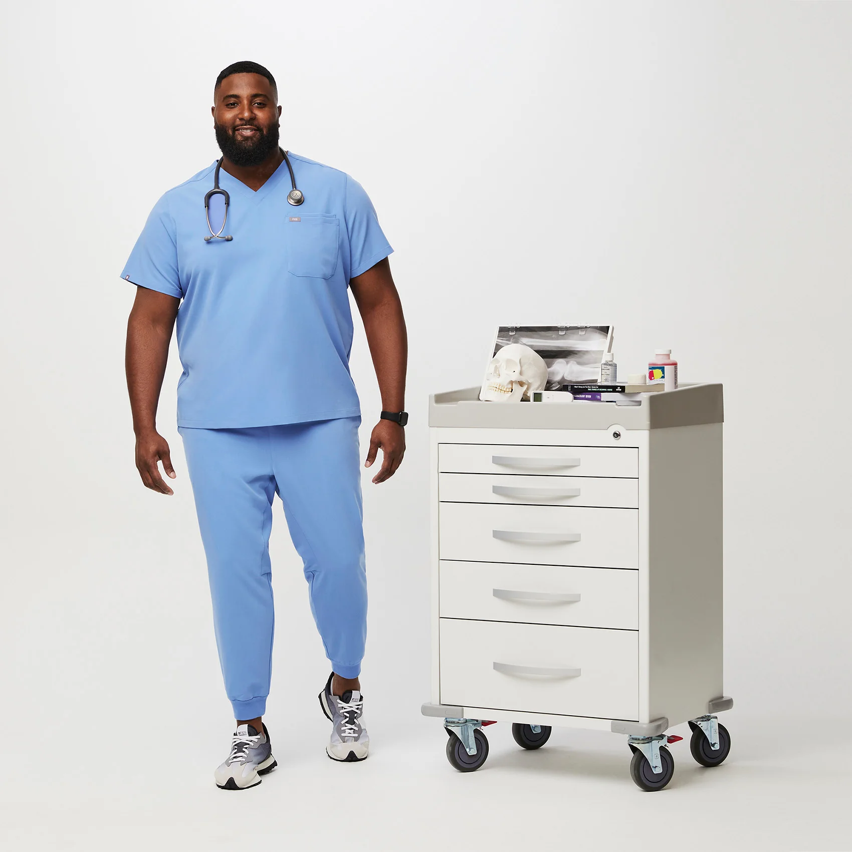 men's Ceil Blue Leon™- Three-Pocket Scrub Top (3XL - 6XL) - Image 2